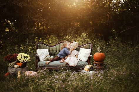 Fall mini session setup #antique #couch #pumpkins #fall #mini #session Fall Couch Photoshoot, Fall Photoshoot Setup Ideas, Fall Mini Shoot, Mini Session Themes, Halloween Mini Session, Antique Couch, Mini Photo Sessions, Fall Family Portraits, Photography Mini Sessions