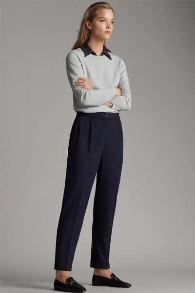 Navy Trousers Outfit Women, Navy Trousers Outfit, Navy Blue Pants Outfit, Blue Trousers Outfit, Navy Pants Outfit, Burberry Shirt Women, Minimal Stil, Working Outfit, Work Outfits Frauen