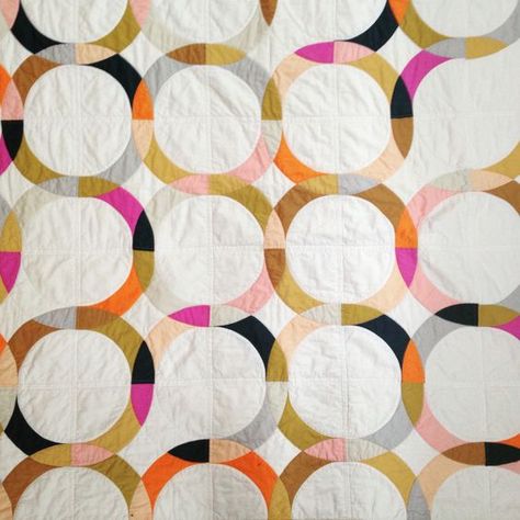 circle quilt Modern Quilting Designs, Double Wedding Ring Quilt, Circle Quilts, Wedding Ring Quilt, Summer Sewing, Wedding Quilt, Pretty Quilt, Triangle Quilt, Modern Quilt Patterns