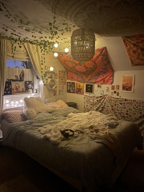 College Dorm Room Ideas Y2k, Warm Colors Bedroom, Attic Room Aesthetic, Hippie Bedroom Aesthetic, Make Your Room Aesthetic, Aesthetic Bedroom Decor Ideas, College Christmas, Aesthetic Lights, Aesthetic Bedroom Decor