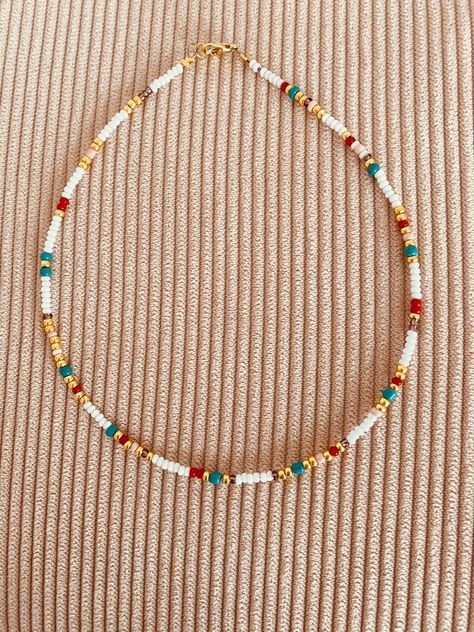 Ideas Collares Bolitas, Beaded Chocker Ideas, Seed Bead Bracelet Ideas, Trendy Beaded Necklace, Beaded Jewelry Bracelets, Preppy Jewelry, Diy Collier, Beaded Jewelry Necklaces, Indie Jewelry