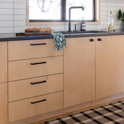 Drawer Pulls – Schoolhouse Update Maple Cabinets, Kitchen Cabinets Black Hardware, Mid Century Modern Cabinet Hardware, Kitchen Cabinets Knobs, Minimalist Kitchen Cabinets, Black Kitchen Countertops, Mid Century Kitchens, Hallway To Bedrooms, Farmhouse Kitchen Backsplash