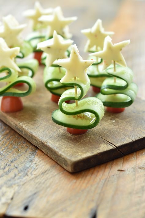 Christmas Tree Veggie Skewers | NoBiggie.net Healthy Christmas Snacks, Glutenfri Baking, Veggie Skewers, Healthy Christmas, Christmas Food Dinner, Christmas Brunch, Xmas Food, Holiday Appetizers, Christmas Party Food