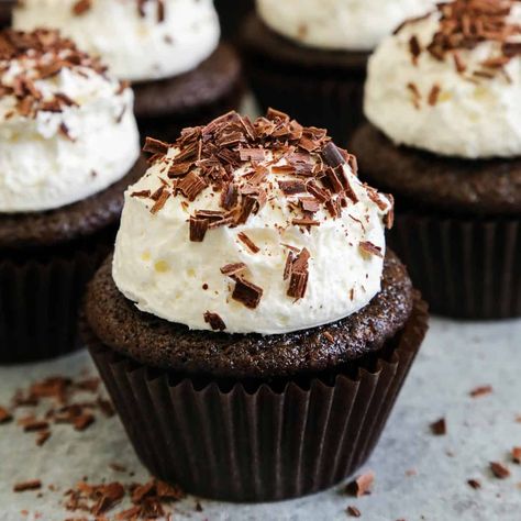 This recipe for Chocolate Cupcakes with Fluffy Marshmallow Buttercream has won over children and adults alike. Moist and delicious chocolate cupcakes are adorned with big scoops of the fluffiest marshmallow buttercream. So fun! Crunchie Cupcakes, Gingerbread Latte Cupcakes, Quinoa Chocolate, Cupcake Inspiration, Marshmallow Buttercream, Marshmallow Frosting, Gingerbread Latte, Cupcake Recipes Chocolate, Marshmallow Creme