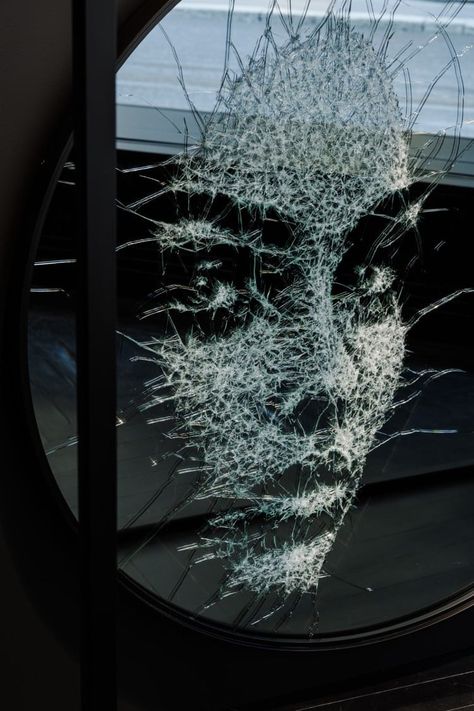 Artist "Draws" Stunning Portraits Using Cracked Glass Cracked Glass Art, Broken Glass Mosaic, Broken Mirror Projects, Simon Berger, Glass Breaking, Stunning Portraits, Store Architecture, Broken Mirror, Glass Mosaic Art