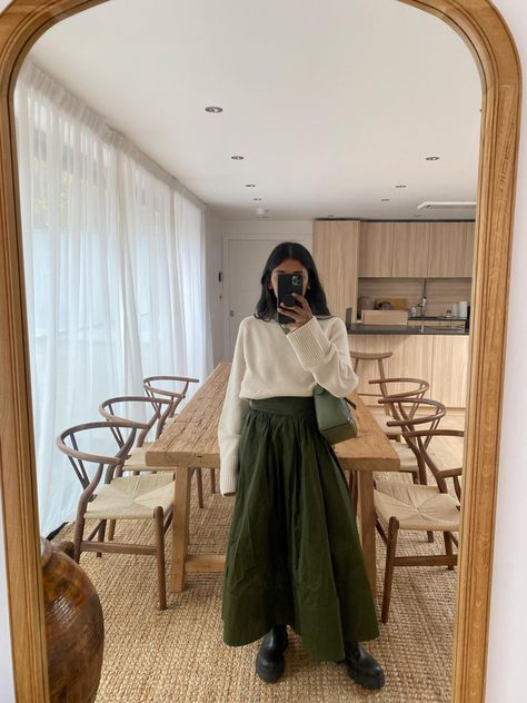 Full Skirt Outfit, Midi Skirt Outfit Winter, Midi Skirt Winter, Full Midi Skirt, Midi Skirt Outfit, Winter Skirt Outfit, Full Skirts, Fashion Mood Board, Winter Girls