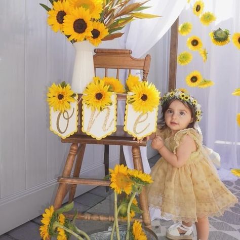 Sunflowers Theme Birthday Party, Sunflower 1st Birthday Party Decoration, Wild One Sunflower Birthday, 1 Year Sunflower Birthday, Sunflowers Birthday Party Ideas, One Year Old Sunflower Birthday, Sunflower Party Theme Birthday, Sunflower First Birthday Party, Sunflower One Year Old Party