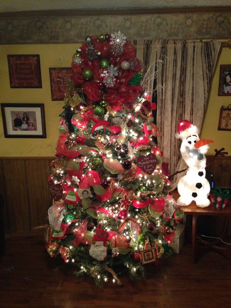 Tradional Christmas tree Jolly Christmas, Holly Jolly, Christmas Tree, Holiday Decor, Christmas, Home Decor, Home Décor