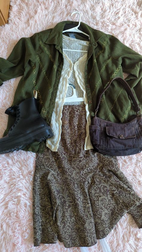 Southern Grunge Aesthetic, Pattern On Pattern Outfit, Practical Magic Outfits Aesthetic, Dainty Aesthetic Outfits, Patterned Shirt Outfit, Laufey Core Outfits, Green And Cream Outfit, Hippie Pants Outfit, Fall Outfits Boho