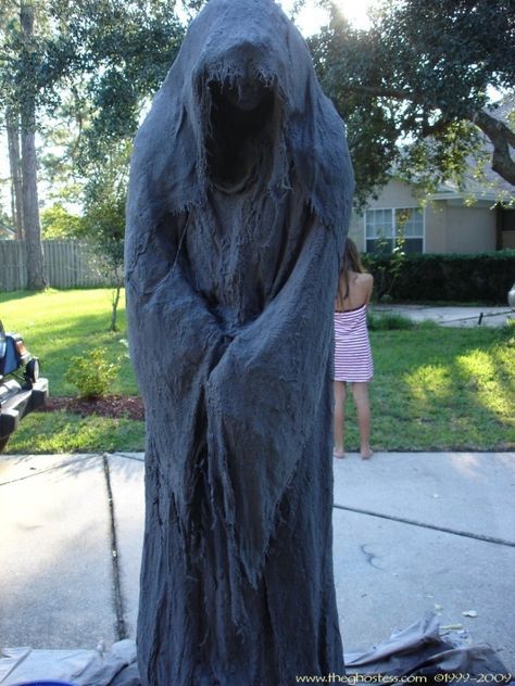 DIY PVC Monster Mud Reaper Ghost Halloween Decor Tutorial Monster Mud Reaper, Monster Mud, Ghost Halloween Decor, Läskig Halloween, Scary Halloween Decorations Outdoor, Scary Halloween Decorations Diy, Halloween Diy Outdoor, Halloween Outside, Image Halloween