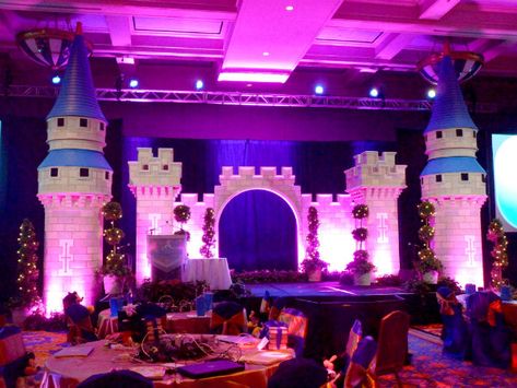 I woke up excited for another day of Disney Social Media Moms 2012! By 7:30 am, I was on my way to Fantasyland for a sneak peek behind-the-scenes tour... Disney Castle Diy, Castle Decorations, Indian Birthday Parties, Enchanted Castles, Deco Disney, Castle Party, Castle Backdrop, Disney Frames, Disneyland Birthday