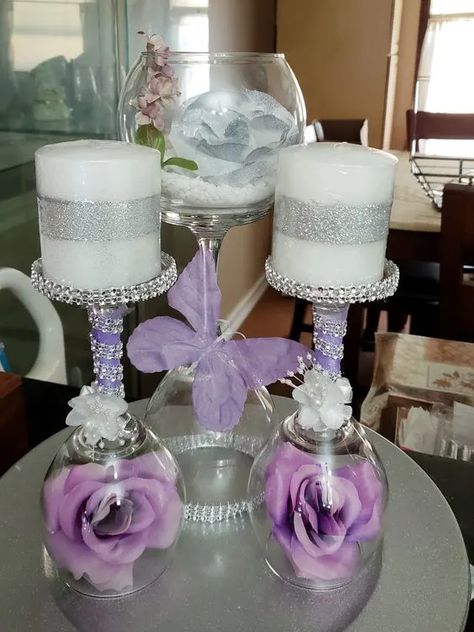 Centerpieces With Wine Glasses, Baby Shower Centerpiece Ideas, Wine Glass Centerpieces, Diy Baby Shower Centerpieces, Wine Glass Candle Holder, Creative Centerpieces, Wine Glass Candle, Tafel Decor, Decorated Wine Glasses