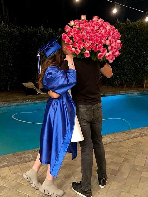 Graduation Photography Poses, Graduation Picture Poses, Stylish Wedding Dresses, Rich Girl Lifestyle, Graduation Photography, Pose Style, Graduation Photoshoot, Home Decoration Ideas, Cute Couple Poses