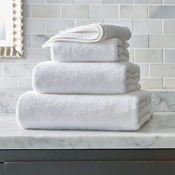 White Towels Aesthetic, Decorative Bath Towels, White Bath Towels, Swimming Party, Egyptian Cotton Towels, Hotel Towels, Soft Bath Towels, Dobby Weave, White Bath