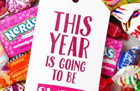 this year is going to be sweet gift tag on candy Appreciation Candy Quotes, This Year Is Going To Be Sweet Printable, Candy Sayings For Students, Back To School Candy Sayings, Teacher Gifts Candy Sayings, Candy Sayings Gifts Staff Appreciation, Kids Crafts Easy, Staff Morale, Handmade Gift Ideas