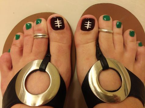 Football Toes! Too bad it's so COLD here (WA) during football season :(  LOL Football Pedicure Designs, Football Toenails, Fall Pedicure Colors Toenails, Fall Pedicure Colors, Toenail Ideas, Toe Tattoo, Football Nail Designs, Football Nail Art, Fall Pedicure