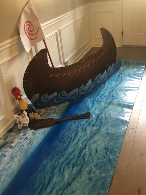 Ocean water posterboard paper for the water, cardboard boat and paper Moana flag on a broom handle Moana Boat Diy Cardboard, Moana Play Props, Moana Set Design, Moana Boat Diy, Diy Moana Boat, Moana Props, Moana Crab, Moana Canoe, Moana Decor