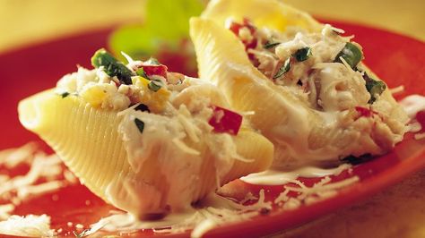 Add Italian taste to your family’s dinner. Enjoy pasta shells stuffed with crabmeat and shrimps that are ready in about an hour. Seafood Stuffed Pasta Shells Recipe, Crab Stuffed Pasta, Pasta Appetizers, Seafood Stuffed Shells, Shell Pasta Recipes, 7 Fishes, Seafood Lasagna, Stuffed Pasta, Creamy Crab