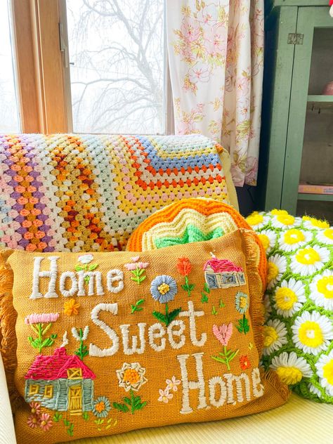 Grandma Core Aesthetic, Grandmacore Aesthetic, Granny Chic Decor, Floral Sofa, Heirloom Furniture, Vintage Dining Room, Granny Chic, Chic Living Room, Decor Guide