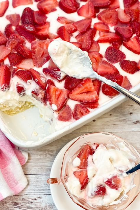 keto no bake strawberry cheesecake being served from a white rectangle dish. Fresh Strawberry Topping, Sugar Free Strawberry Cheesecake, Strawberry Cheesecake Recipe, Strawberry Dessert Recipes, Strawberry Dessert, Low Carb Cheesecake, Healthy Strawberry, Strawberry Topping, Best Low Carb Recipes