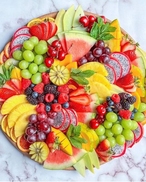 Meagan’s 5th Birthday Extravaganza | CatchMyParty.com Fruit Platter Ideas Party, Fruit Platter Designs, Party Food Platters, Charcuterie Recipes, Food Carving, Fruit Breakfast, Eat The Rainbow, Juicy Fruit, Fruit Platter