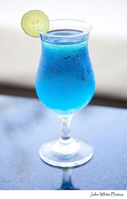 🌸🌸🌸 Blue Drink, Iced Drinks Recipes, Blue Juice, Colorful Drinks, Lemonade Drinks, Live Together, Food Crush, Blue Cocktails, Blue Food