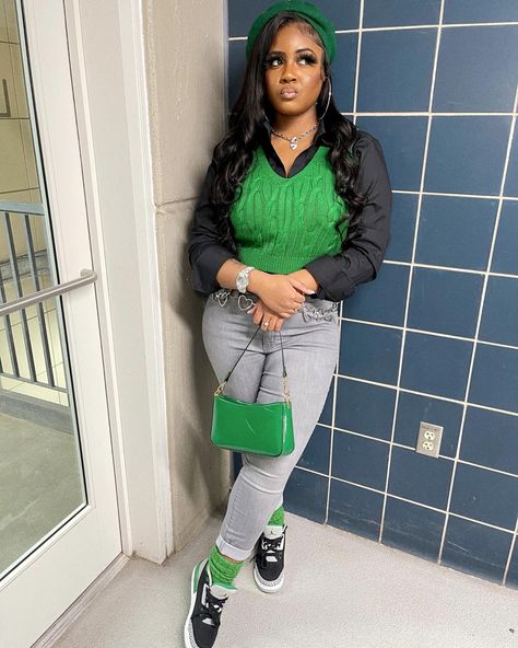 Green Barett Outfit, Outfits With Pine Green 3s, Green Bean Jordan 5s Outfit Ideas, Green Jordan 3 Outfit, Lucky Green 3s Outfit, Pine Green 3s Outfits, Black Jordans Outfit, Jordans Outfit Women, Outfit With Beret