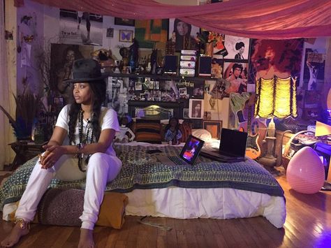 Erykah Badu Black Hippie Aesthetic, Spiritual Room Ideas, Spiritual Bedroom, Erykah Badu Style, Spiritual Room, Black Hippy, Earthy Bedroom, Hippy Room, Erykah Badu