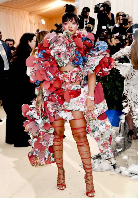 It's Official: Rihanna Wins Met Gala 2017 in This 3D Dress Best Met Gala Looks, Looks Rihanna, Red Carpet 2017, Gala Themes, Met Gala Outfits, Met Gala Dresses, Gala Outfit, Gala Fashion, Met Gala Red Carpet