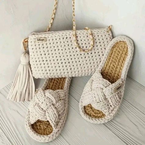 Diy Crochet Shoes, Diy Crochet Slippers, Crochet Shoes Pattern, Crochet Baby Shoes Pattern, Crochet Braid Styles, Crochet Sandals, Clothes Crochet, Sweater Crochet, Crochet Handbags Patterns