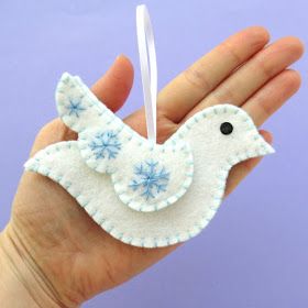 Bugs and Fishes by Lupin: Felt Doves: Sew Pretty Bird Ornaments for Your Christmas Tree Christmas Ornament Sewing, Earth Embroidery, Bird Decorations, Diy Felt Christmas Ornaments, Dove Ornaments, Felt Ornaments Patterns, Felt Crafts Christmas, Felted Wool Crafts, Christmas Craft Projects