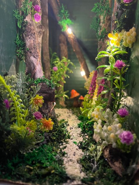 Booknook Ideas Forest, Enchanted Forest Book Nook, Mini Forest Garden, Forest Diorama Ideas, Enchanted Forest Diorama, Booknook Forest, Forest Book Nook, Booknook Ideas, Fairy Garden Books