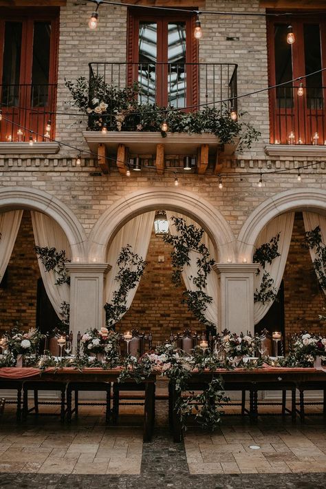 The idea seems so great Indoor Wedding Reception, Wedding Venues Indoor, Editorial Shoot, Salou, Wedding Goals, Indoor Wedding, Wedding Cake Designs, Wedding Mood, Italian Wedding