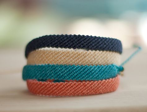 Leather Anklets, Yarn Bracelets, Bracelet Fil, Colorful Bracelet, Slip Knot, Friendship Bracelets Tutorial, Summer Bracelet, Friendship Bracelets Designs, Pulseras Diy