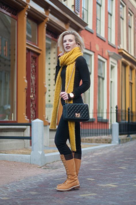 Moschino Street Style, Timberland High Boots, Tall Timberland Boots, High Waisted Jeans Black, Timberland Outfits Women, Timberland Boots Outfit Mens, Camel Outfit, Timberland Boots Outfit, Timberland Outfits