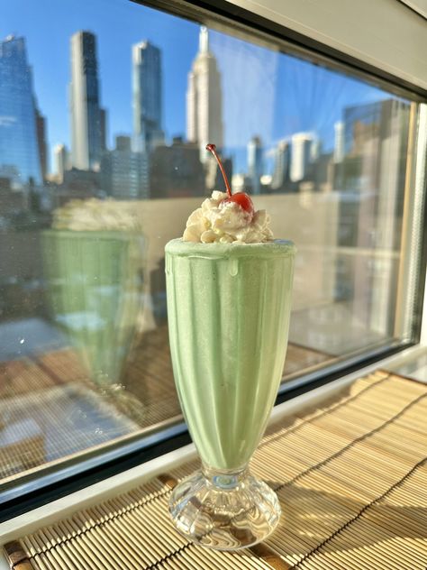 Dairy Free Whipped Cream, Shamrock Shake, Mint Extract, Spirulina Powder, Egg Free Recipes, Celebrity Chef, Smoothie Blender, Green I, Magic Bullet