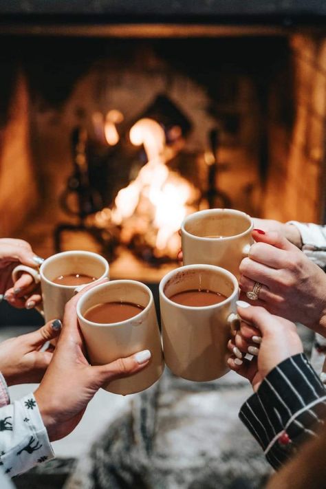 Log Cabin Photoshoot, Friends Cabin Trip, Adult Friends Aesthetic, Cabin Trip Ideas, Family Night At Home, Winter With Friends, Girlfriend Trips, Weekend Aesthetic, Cabin Weekend