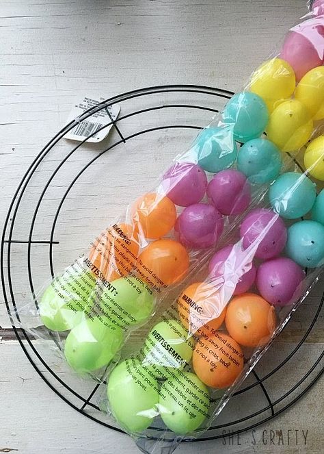 Pastel Easter Egg Wreath DIY - use plastic easter eggs to make a wreath Egg Wreath Diy, Easter Wreath Craft, Easter Egg Wreath Diy, Easter Egg Garland, Make A Wreath, Egg Wreath, Easter Wreath Diy, Easter Egg Wreath, Pastel Easter