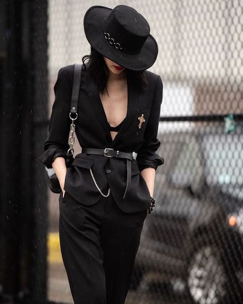 Goth Outfit, Mid Century Fashion, Woman In Black, Inspired Outfits, Edgy Outfits, Mode Inspiration, New York Fashion Week, Look Fashion, New York Fashion