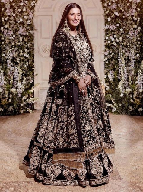 That’s why today, we’ve come up with the ultimate outfit ideas for the mother of the groom or bride for your child's upcoming winter wedding. These options are graceful, unique and will keep you super warm on the big day. #shaadisaga #indianwedding #outfitforgroommother #outfitforgroommothermehendi #outfitforgroommotherhaldi #outfitforgroommotherwedding #outfitforgroommothersangeet #outfitforbridemother #outfitforbridemothersangeet #outfitforbridemotherwedding #outfitforbridemotherhaldi #bride Lehenga With Price, Orang India, Sangeet Outfit, Nikkah Dress, Designer Bridal Lehenga, Indian Bridal Lehenga, Gaun Fashion, Indian Gowns Dresses, Velvet Clothes