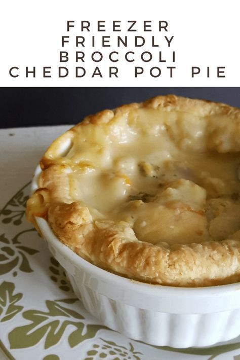 Freezer Friendly Broccoli Cheddar Pot Pie - Fix Me a Little Lunch Broccoli Cheddar Pot Pie, Broccoli Pot Pie, Vegetarian Main Dish, Cook Vegetarian, Dinner Pies, Vegetable Pot Pies, Fall Meal, Freezer Friendly Meals, Meat Free Recipes