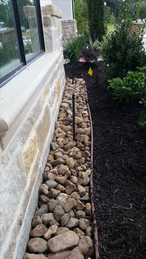 Bull Rock Gutter - This is a border of Bull Rock that goes around the foundation of the house.  We use a brown "Bend-A-Board" material for the edging and a heavy duty filter fabric or weed barrier to help contain the gravel.  The Bend-a-board is made of a PVC material that will not rust or breakdown over time.  The Bull Rock is type of rock that we used.  This refers to the large brown gravel.  It is typically 3"-5" in diameter. Landscaping Around House, Rock Landscaping Ideas, Rock Border, House Foundation, Termite Control, Rock Landscaping, Front Landscaping, Back Yard Ideas, Bathroom Modern