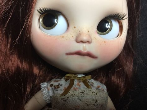 Brown Hair Green Eyes, Brown Wavy Hair, Deer Girl, Brown Hair Brown Eyes, Doll Parts, Pretty Dolls, Ginger Hair, Doll Face, Blythe Doll