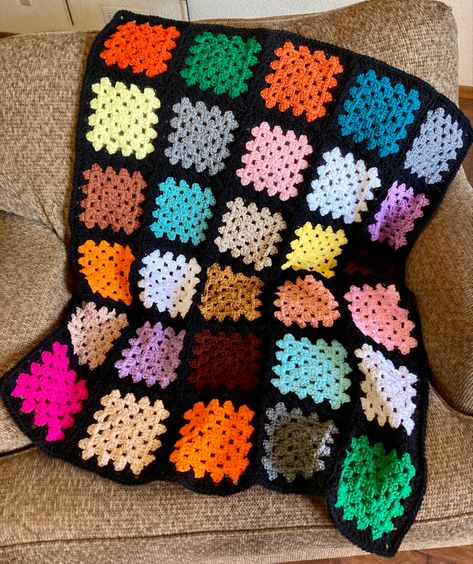 30 different colrs joined with black Black Granny Square Blanket, Crochet 101, Granny Square Afghan, Crochet Blanket Designs, Crochet Curtains, Manta Crochet, Granny Square Blanket, Crochet Square Patterns, Crochet Lovers