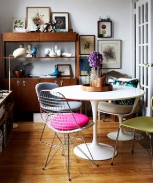 5 decorating trends you actually might be able to afford Mismatched Chairs, Deco Retro, Design Del Prodotto, Affordable Home Decor, Cheap Decor, Book Shelf, Round Table, Room Table, Open Concept