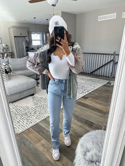 Hooded Shacket Outfit Women, Colorado Casual Outfits, White Leather Converse Outfit, Casual Winter Outfits For Women Cold Weather Jeans, Corduroy Shacket Outfit Women, White Corduroy Jacket Outfit, Converse And Jeans Outfit, Leather Converse Outfit, White Converse Outfit Women