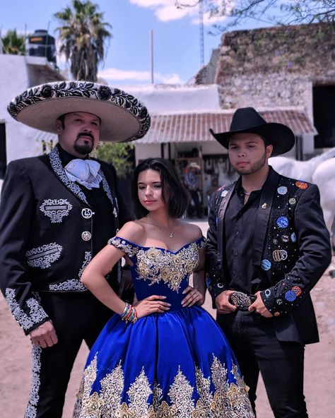 64 mil Me gusta, 485 comentarios - Ángela Aguilar 🇲🇽 (@angela_aguilar_) en Instagram: "#jaripeosinfronteras 💙" Mexican Theme Party Outfit, Mexican Theme Dresses, Charro Wedding, Vestido Charro, Quinceanera Pictures, Xv Dresses, Angela Aguilar, Mexican Quinceanera Dresses, Charro Quinceanera Dresses