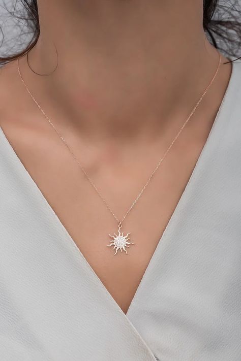 Silver Sun Necklace, Minimalist Jewelry Silver, Minimalist Necklace Silver, Pretty Jewelry Necklaces, Sun Necklace, Gifts For Christmas, Gifts Anniversary, Pretty Jewelry, Necklace Minimalist