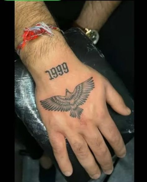 Bird Hand Tattoo, Shen Long Tattoo, Cover Up Tattoos For Men, Herren Hand Tattoos, Meaningful Tattoos For Men, Hand Tattoo Ideas, Tatuagem Masculina Pequena, Crazy Tattoos, Christ Tattoo