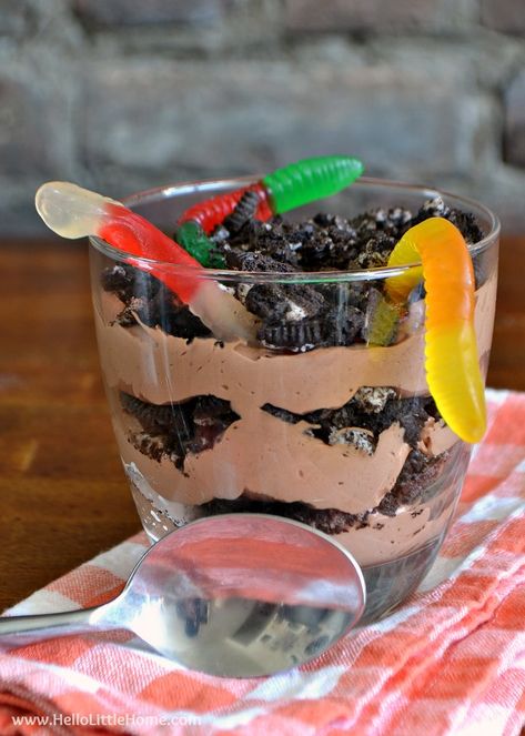 Dirt Chocolate Cheesecake Parfait Dirt Cake Cups, Oreo Dirt Pudding, Dirt Cups Recipe, Oreo Dirt Cake, Dirt Dessert, Dirt Cake Recipes, Dirt Pudding, Oreo Dirt, Halloween Ice Cream